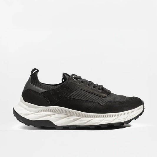 Zapatos de cuero para hombre color negro, modelo casual Caminos del Cielo de Valetz, vistos desde un ángulo lateral.