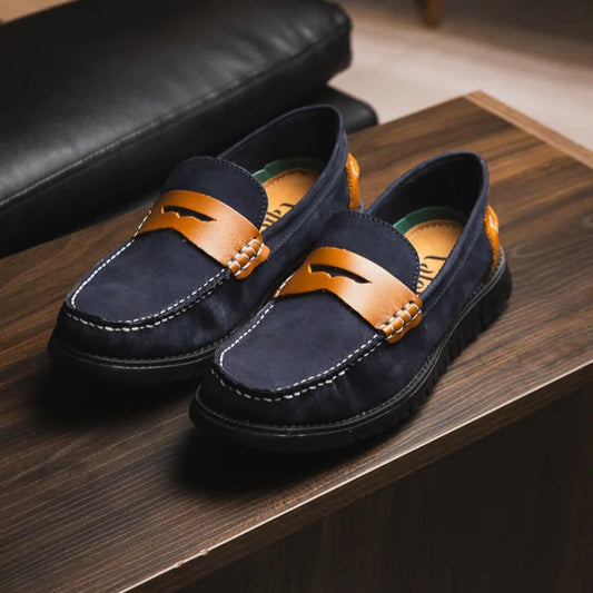 Mocasines de cuero azul nubuck para hombre marca Valetz con suela negra flexible, vista de tres cuartos.
