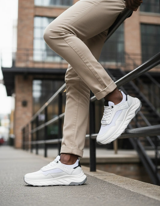 Tenis de cuero blanco para hombre modelo Caminos del Cielo con detalles en malla, marca Valetz.