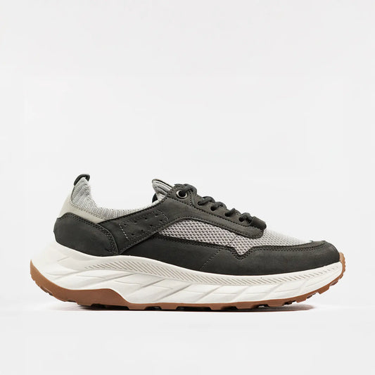 Par de tenis de cuero para hombre color gris con detalles en malla, sobre un fondo blanco.