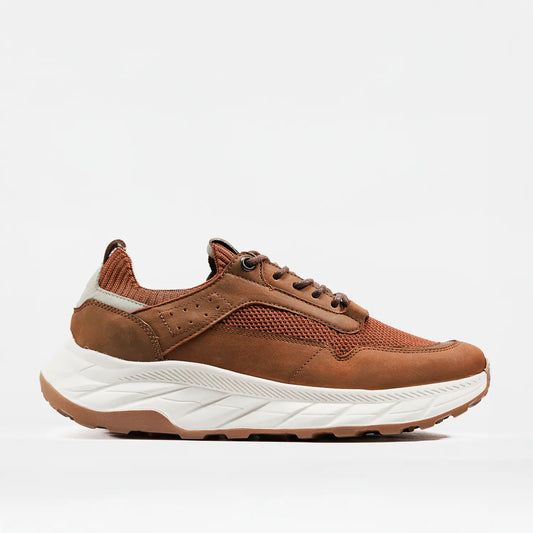 Tenis de cuero para hombre color miel y blanco con detalles en malla, vista lateral.