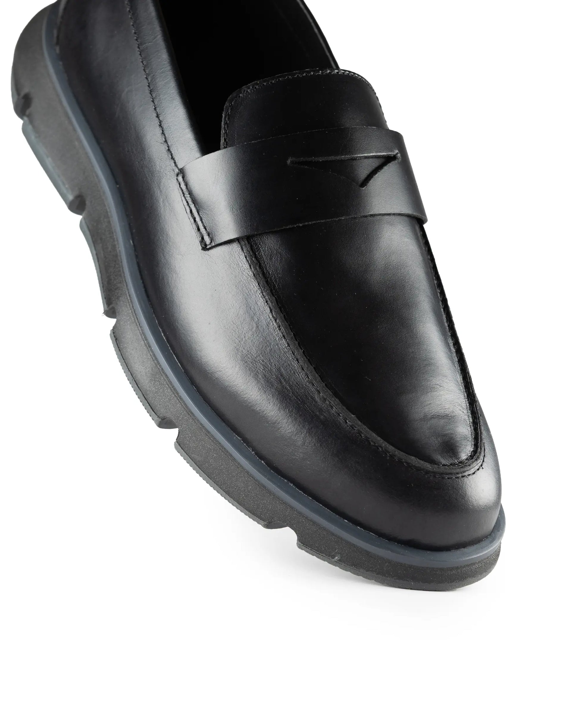 Olmo Estilo Penny Loafer Negro - zapato en uso estilo casual vestir