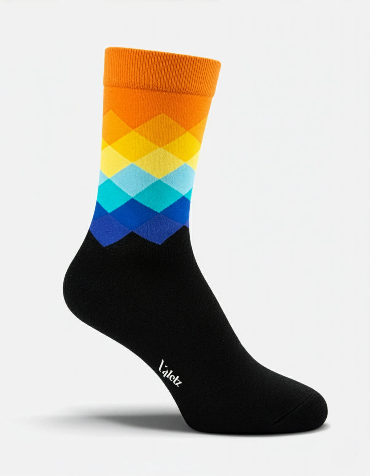 Par de calcetines de algodón multicolor con diseño en negro y naranja sobre fondo blanco.