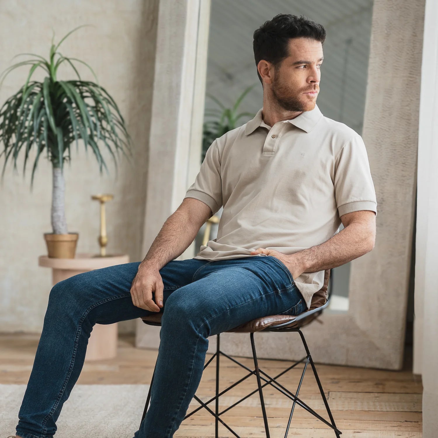 Camiseta polo para hombre color champagne de frente, mostrando la textura del tejido y el cuello.