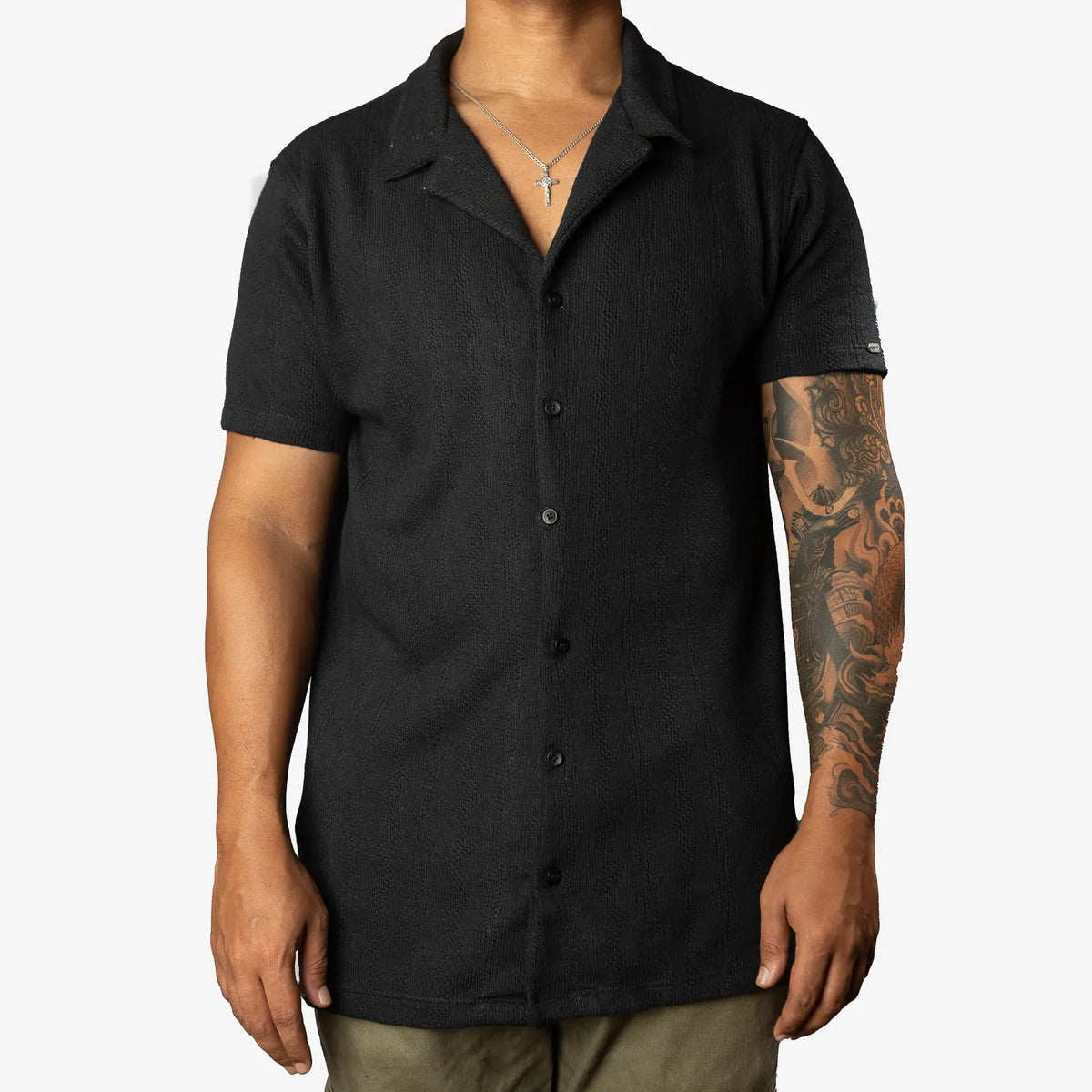 Camisa negra texturizada para hombre de manga corta con botones frontales.