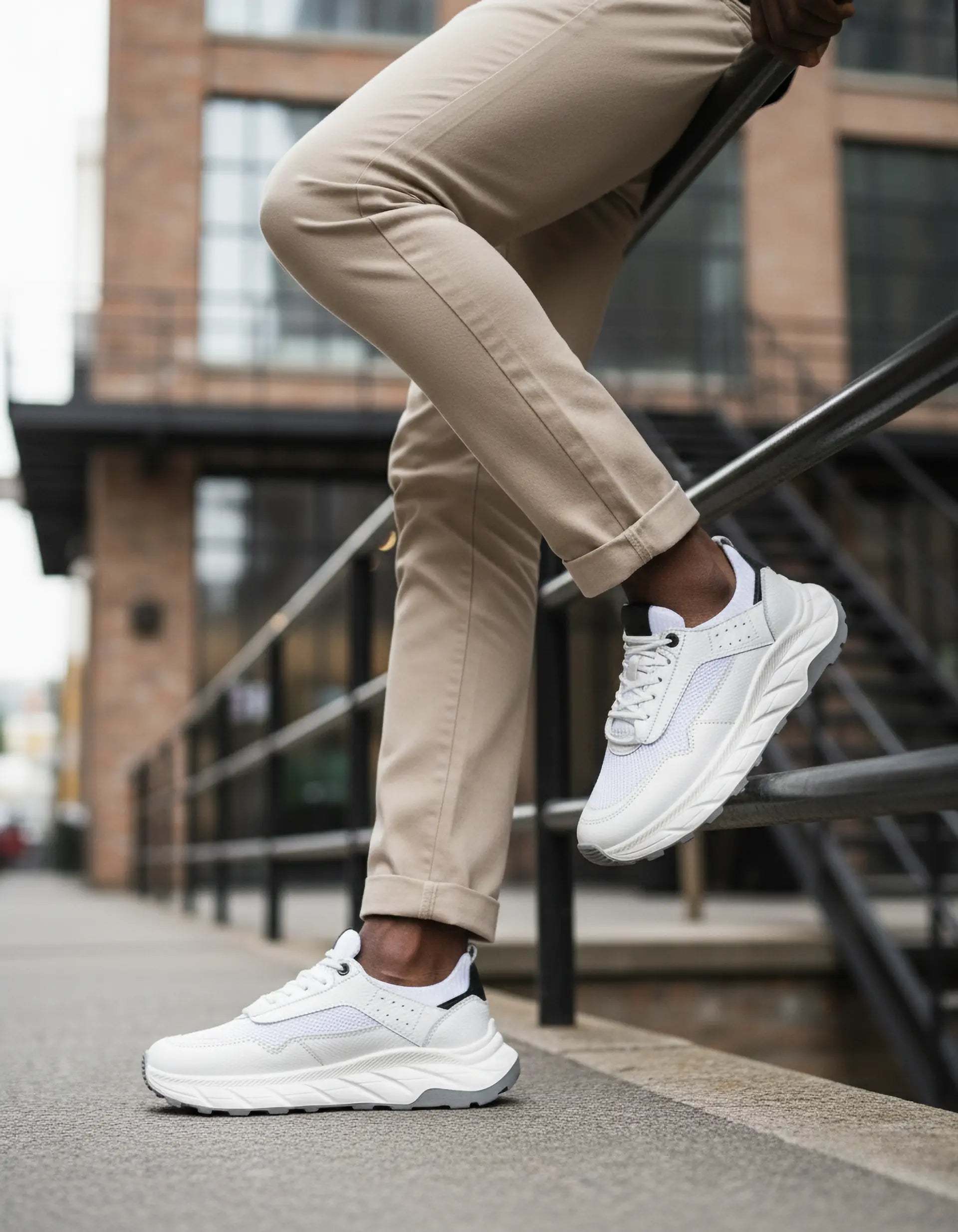 Tenis de cuero blanco para hombre modelo Caminos del Cielo con detalles en malla, marca Valetz.