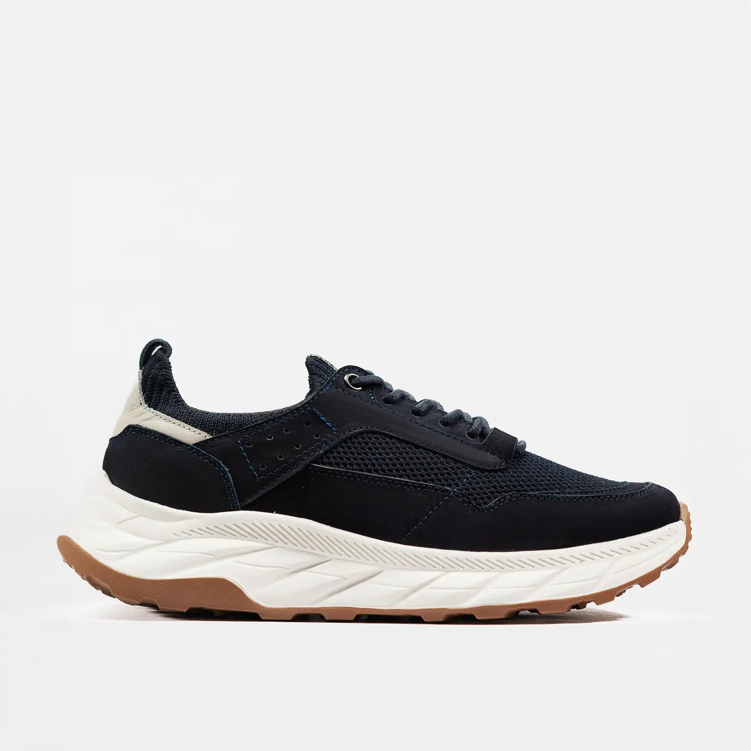 Tenis de cuero para hombre color azul con detalles y suela blanca, modelo Caminos del Cielo de Valetz, vista de perfil.