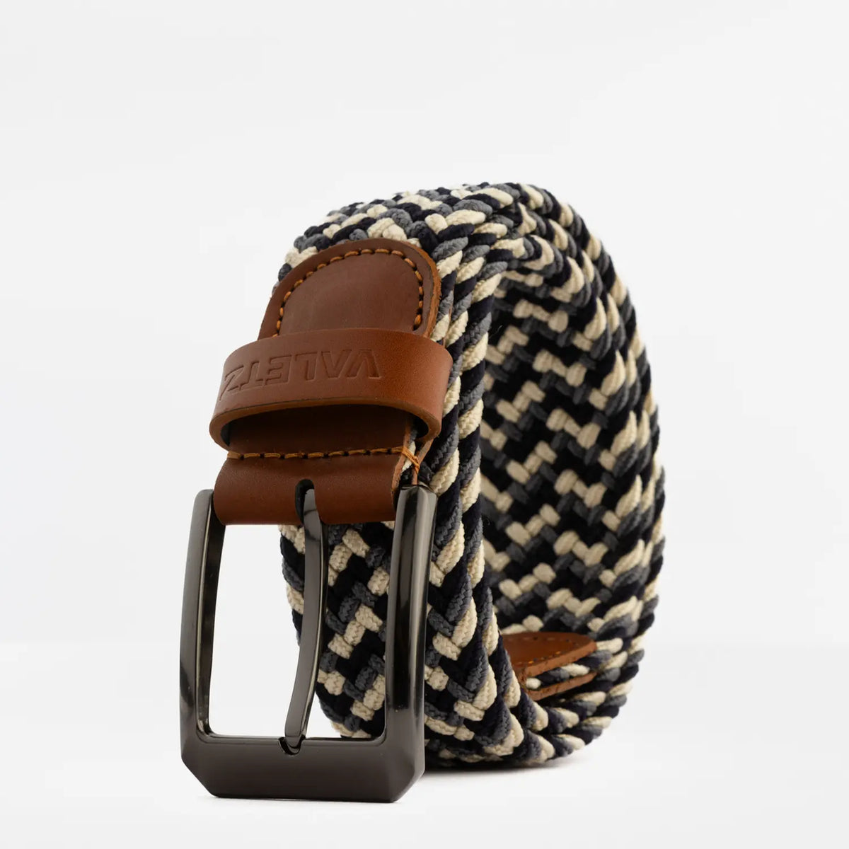 Cinturón trenzado de cuero para hombre en colores azul, gris y beige, con terminaciones de cuero de búfalo y hebilla metálica.
