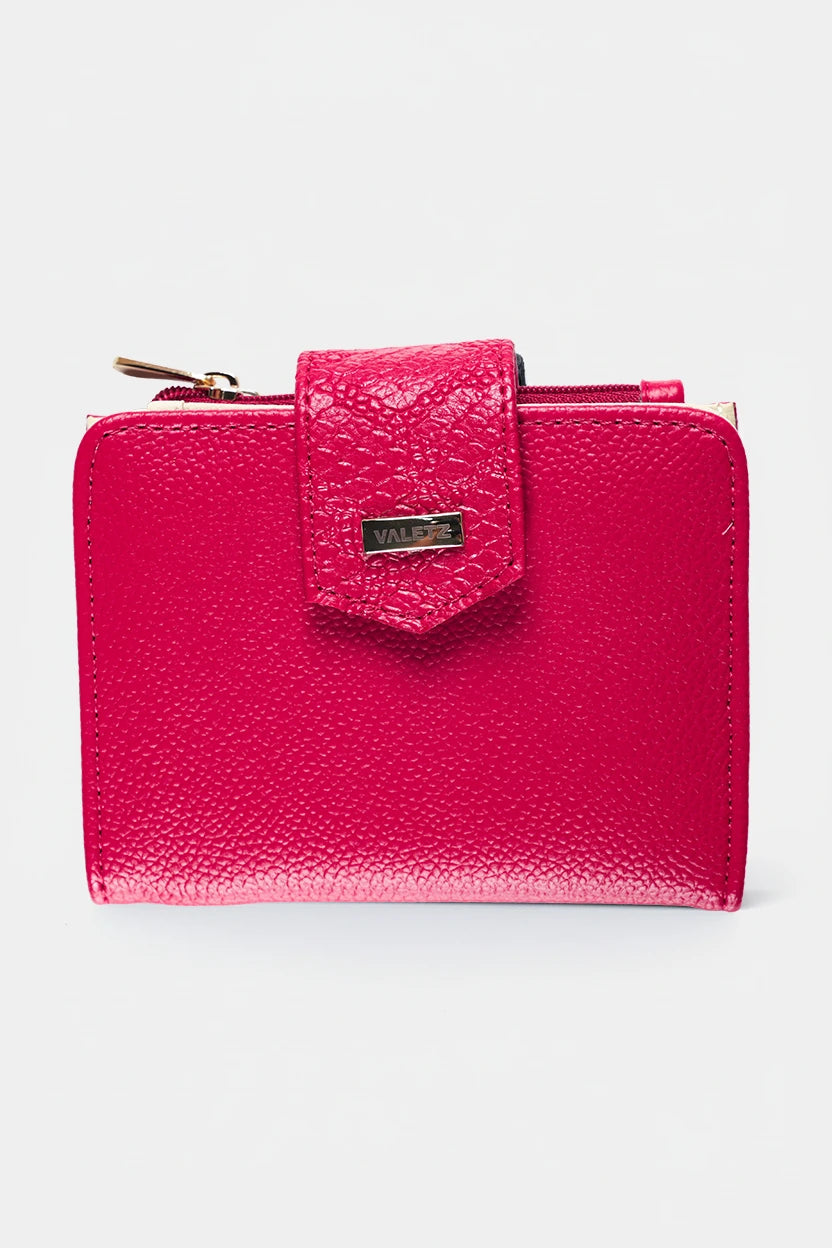 Billetera de cuero roja para mujer con múltiples compartimentos interiores.