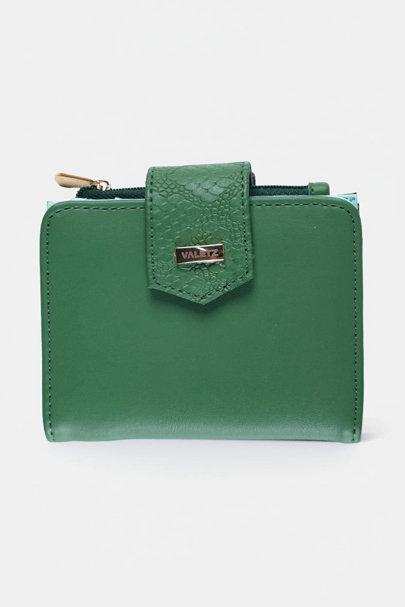 Billetera de cuero para mujer color lila con múltiples compartimentos interiores.
