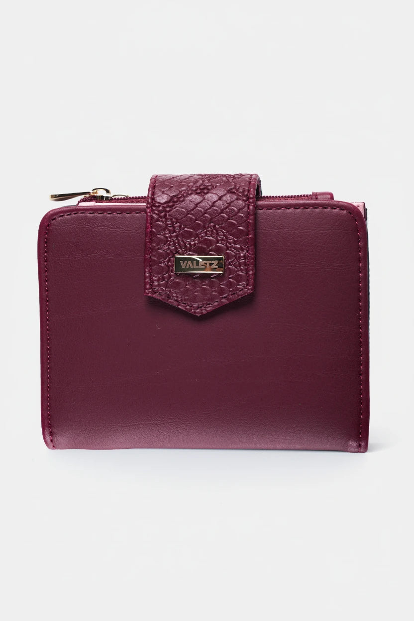 Billetera de cuero para mujer color vino con varios compartimentos interiores.