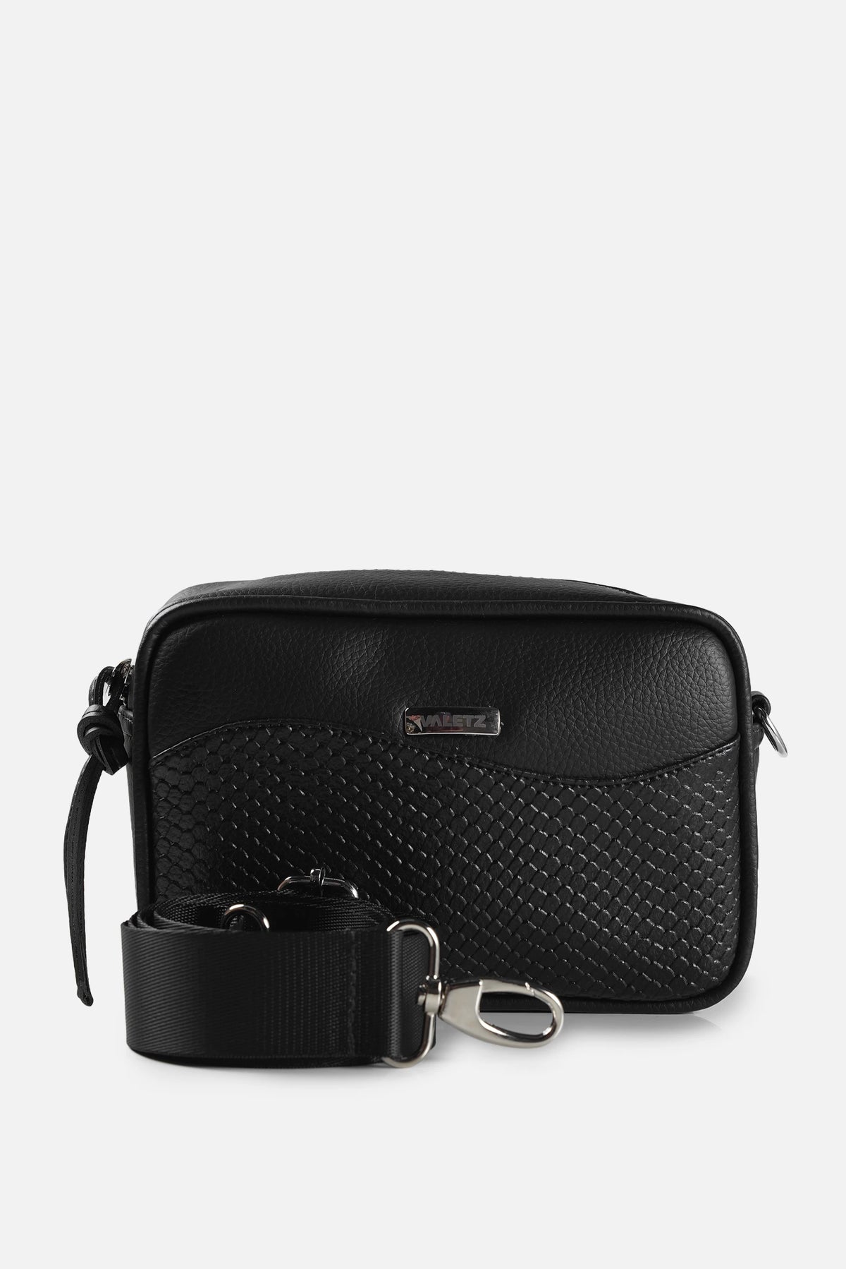 Mini Bag Grecia de cuero color negro con doble función de manija corta y correa larga.