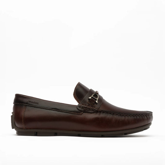 Mocasines de cuero para hombre modelo Versalles Conag de frente sobre fondo blanco