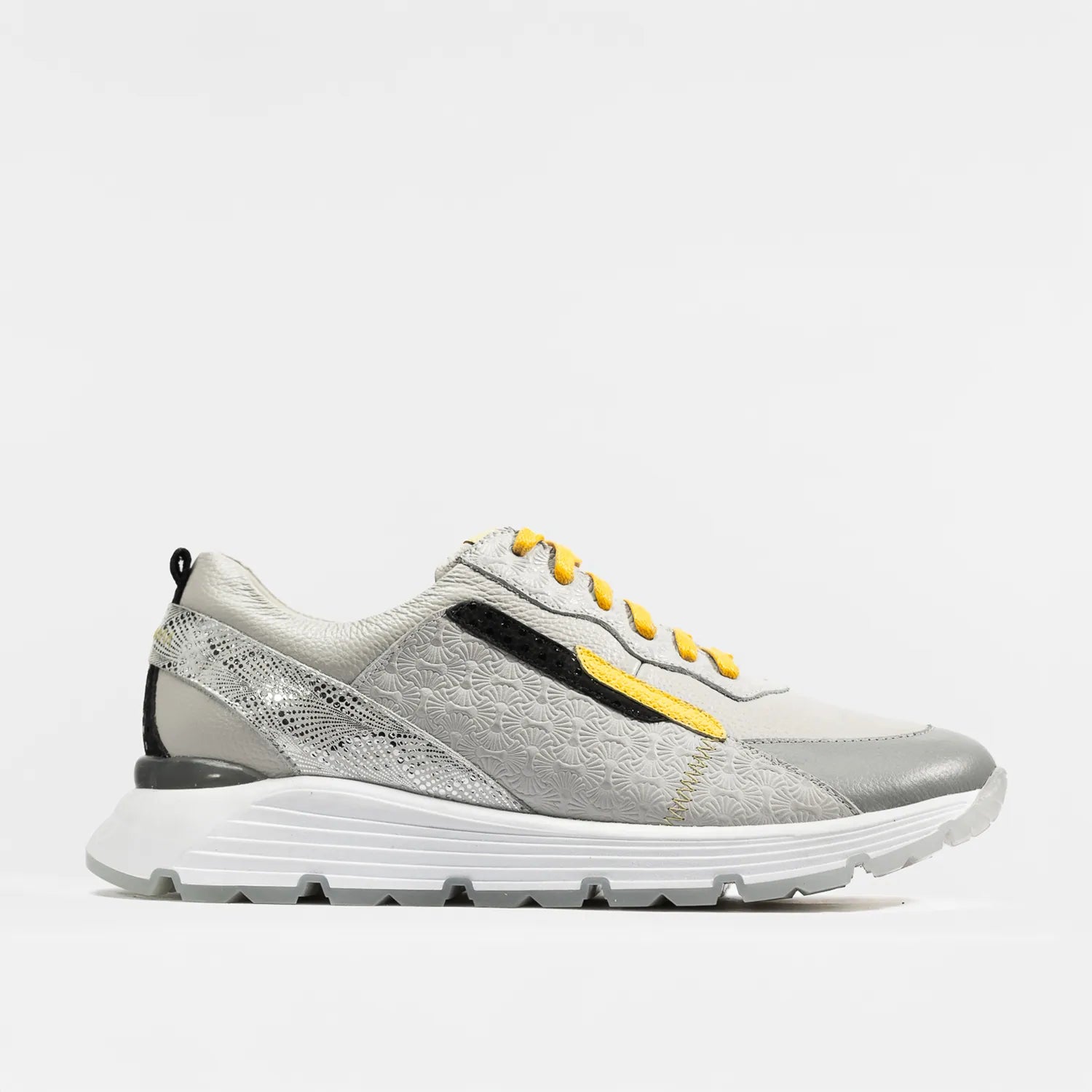 Tenis de cuero gris para mujer modelo Soft Ice de SantoCacique, vista lateral.